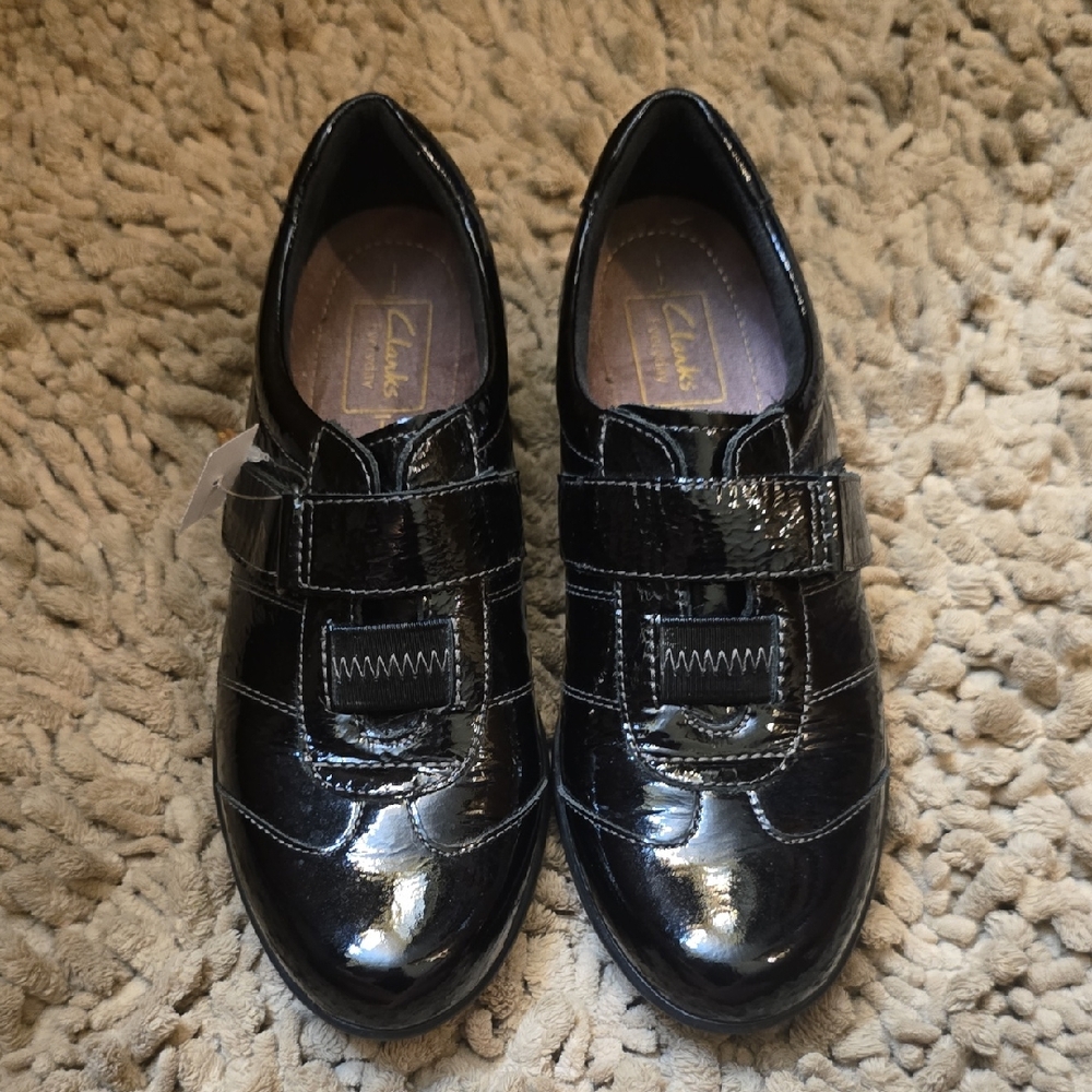 Clarks Everyday Women's Size 7.5 N Black Patent Leather Slip-on Adjustable Shoe